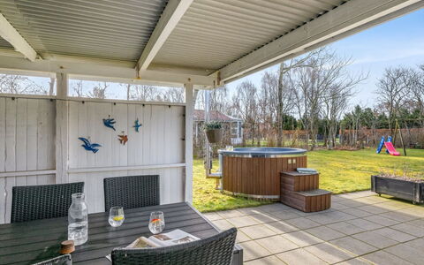 Ascan - 300M to the Fjord: Skygge, Hjem, Have, Dæk, Veranda, Udendørs Struktur, Loft, Hårdttræ, Backyard, Garden Bygninger