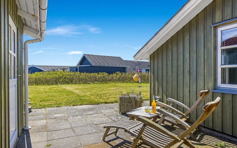 Ovine - 200M from the Sea: Svømmepøl, Hotel, Altan