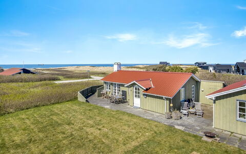 Ovine - 200M from the Sea: Svømmepøl, Hotel, Altan
