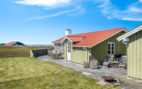 Ovine - 200M from the Sea: Svømmepøl, Hotel, Altan