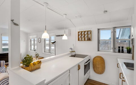 Ovine - 200M from the Sea: Køkken, Indretning, Gulvbelægning, Loft, Countertop, Træ, Cabinetry, Lysarmatur, Møbel, Etage