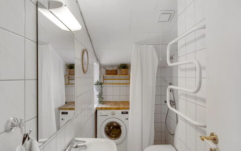Ovine - 200M from the Sea: Væg, Gulvbelægning, Indretning, Etage, Sanitærarmatur, Loft, Vvs, Badeværelse, Værelse, Toilet
