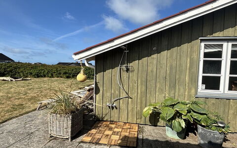 Ovine - 200M from the Sea: Træ, Sommerhus, Tag, Sidespor, Hjem, Dør, Backyard, Have, Gård, Garden Bygninger
