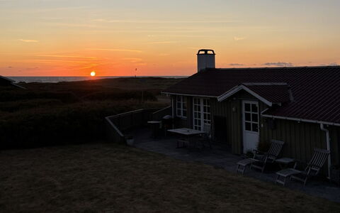 Ovine - 200M from the Sea: Himmel, Skumring, Hus, Solnedgang, Tag, Afterglow, Sommerhus, Hjem, Solopgang, Aften