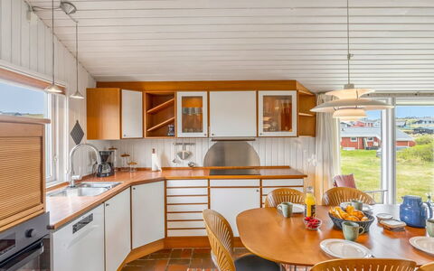 Alea - 150M from the Sea: Træ, Indretning, Loft, Gulvbelægning, Etage, Køkken, Bejdse, Countertop, Hårdttræ, Klarlak
