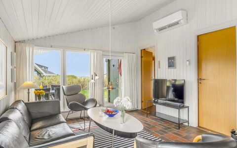 Alea - 150M from the Sea: Indretning, Loft, Etage, Gulvbelægning, Møbel, Lejlighed, Couch, Stue, Stol