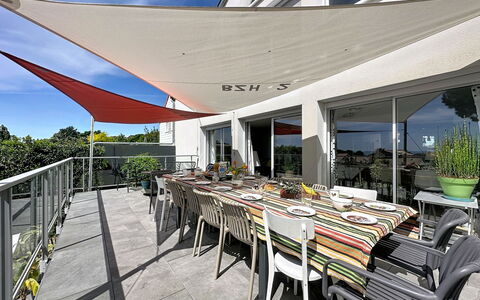 L'Incroyable Océane: Svømmepøl, Hotel, Altan
