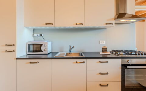 La Terza Casa: Køkken, Countertop, Køkken Apparat, Cabinetry, Større Bandage, Indretning, Træ, Gulvbelægning, Komfur, Møbel