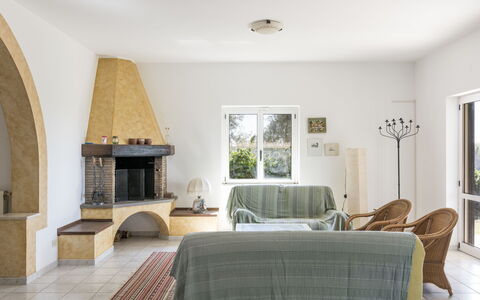Tarquinia Garden Home: Møbel, Indretning, Gulvbelægning, Væg, Etage, Træ, Loft, Værelse, Stol, Stue