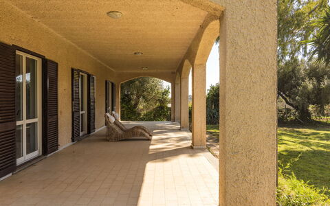 Tarquinia Garden Home: Arkitektur, Kolonne, Skygge, Estate, Beton, Hacienda, Landscaping, Udendørs Struktur, Veranda
