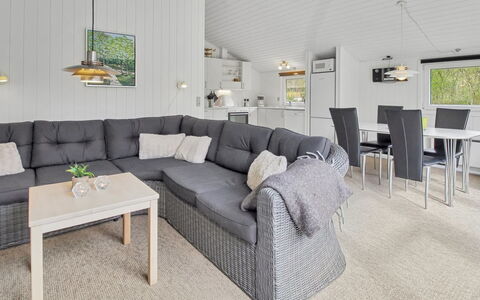 Brunhild - 29Km from the Sea: Træ, Gulvbelægning, Couch, Møbel, Etage, Stue, Loft, Hårdttræ, Trægulve