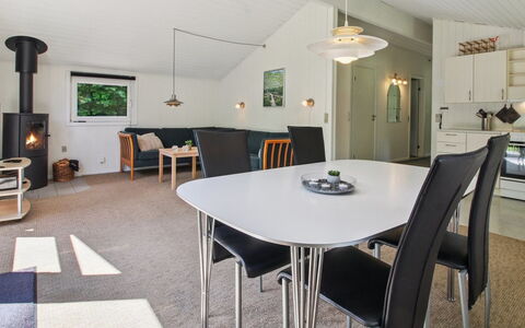 Brunhild - 29Km from the Sea: Indretning, Loft, Møbel, Gulvbelægning, Etage, Lysarmatur, Belysning, Værelse, Hjem, Stue