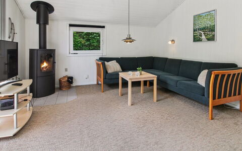 Brunhild - 29Km from the Sea: Gulvbelægning, Møbel, Træ, Indretning, Etage, Couch, Stue, Loft, Belysning, Værelse