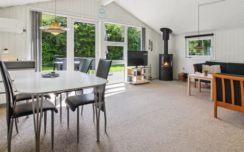 Brunhild - 29Km from the Sea: Indretning, Gulvbelægning, Møbel, Loft, Træ, Etage, Stue, Couch, Belysning, Hjem