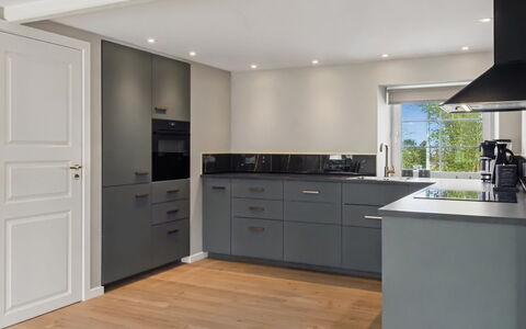 Farah - 25Km from the Sea: Køkken, Cabinetry, Gulvbelægning, Countertop, Indretning, Træ, Etage, Møbel, Loft, Køkken Apparat