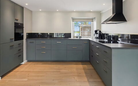 Farah - 25Km from the Sea: Køkken, Cabinetry, Countertop, Gulvbelægning, Køkken Apparat, Indretning, Møbel, Træ, Større Bandage, Etage