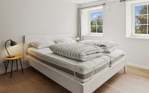 Farah - 25Km from the Sea: Seng, Soveværelse, Sengetøj, Træ, Indretning, Møbel, Sengetøj, Etage, Gulvbelægning, Bed Frame