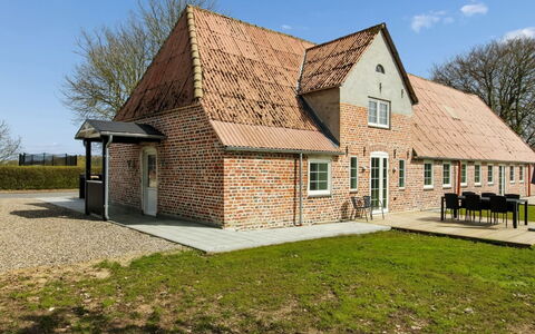 Farah - 25Km from the Sea: Møbel, Træ, Indretning, Gulvbelægning, Etage, Stol, Værelse, Loft, Stue, Lejlighed