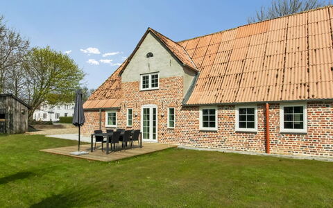 Farah - 25Km from the Sea: Møbel, Træ, Indretning, Gulvbelægning, Etage, Stol, Værelse, Loft, Stue, Lejlighed