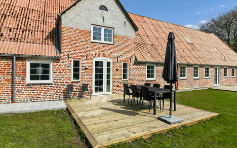 Farah - 25Km from the Sea: Møbel, Træ, Indretning, Gulvbelægning, Etage, Stol, Værelse, Loft, Stue, Lejlighed