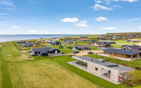 Safir - 200M to the Fjord: Møbel, Træ, Indretning, Gulvbelægning, Etage, Stol, Værelse, Loft, Stue, Lejlighed