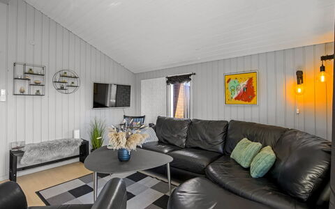 Kiana - 800M from the Sea: Træ, Loft, Hjem, Sommerhus, Stue, Lysarmatur, Sidespor, Hårdttræ, Couch