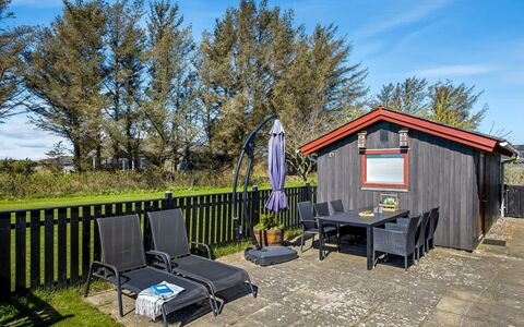 Kiana - 800M from the Sea: Sommerhus, Veranda, Sidespor, Hårdttræ, Gård, Skygge, Planke, Garden Bygninger, Hegn, Dæk