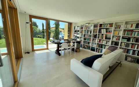 Villa Elena: Møbel, Indretning, Gulvbelægning, Etage, Couch, Træ, Reol, Stue, Værelse, Reoler