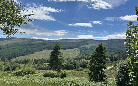Highland Hilltop Retreat: Himmel, Bjergrige Landskabsformer, Sky, Naturligt Miljø, Natur, Bakke, Grøn, Bjerg, Vegetationen, Naturlige Landskab