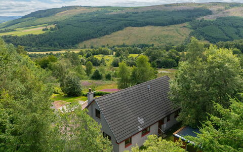 Highland Hillside Retreat: Vegetationen, Naturlige Landskab, Landskab, Bakke, Busk, Highland, Landdistrikt, Sommerhus, Hill Station, Eng