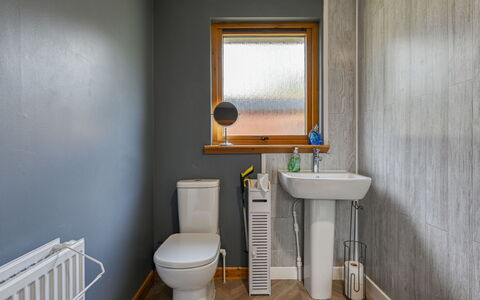The New House: Væg, Gulvbelægning, Sanitærarmatur, Etage, Badeværelse, Toilet, Toiletbræt, Kompositmateriale, Vvs