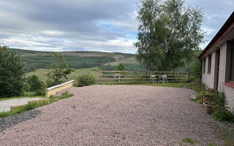 Highland Hilltop Retreat: Busk, Bunddække, Have, Sommerhus, Indkørsel, Landscaping, Lawn, Gård, Backyard
