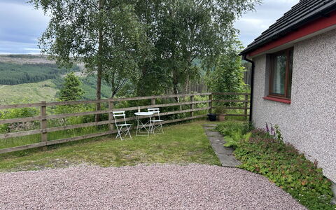 Highland Hilltop Retreat: Busk, Have, Bunddække, Landscaping, Lawn, Backyard, Gård, Walkway, Indkørsel, Hegn