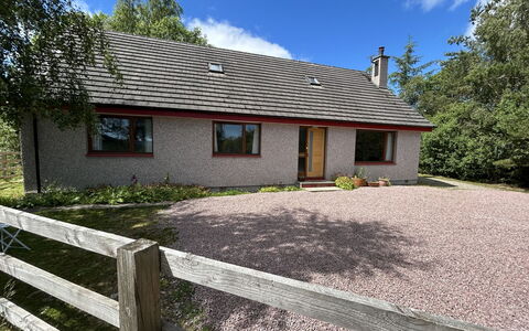 Highland Hillside Retreat: Græs, Bygning, Hus, Tag, Sommerhus, Busk, Hjem, Boligområde, Menneskelig Bosættelse