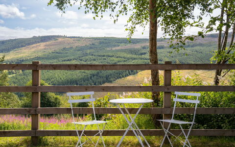 Highland Hillside Retreat: Møbel, Udendørs Møbler, Træ, Stol, Bord, Udendørs Bord, Foldestol, Forår, Have, Bejdse