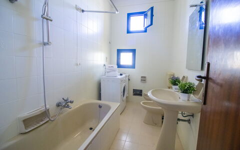 Elena'S House in Otranto: Badeværelse, Sanitærarmatur, Gulvbelægning, Etage, Badeværelsesvask, Håndvask, Tap, Vvs, Indretning, Toilet