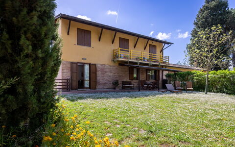 Civico108 Vacation Home, Pool, Castellina in Chian: Land Lot, Sommerhus, Estate, Skygge, Lawn, Stuehus, Have, Landscaping, Gård