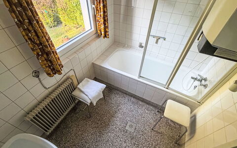Ossiacher See 20: Væg, Sanitærarmatur, Etage, Gulvbelægning, Vvs, Badeværelse, Tap, Håndvask, Badekar, Flise
