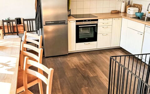 Bukanda: Trægulve, Gulvbelægning, Etage, Møbel, Indretning, Laminat Gulv, Træ, Køkken, Countertop, Hårdttræ