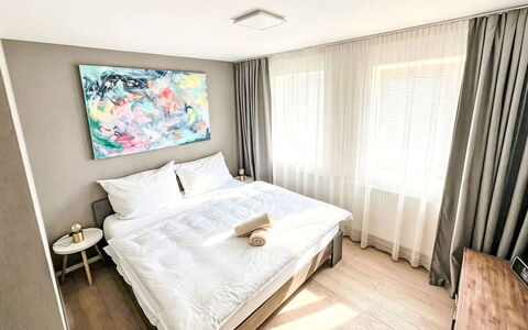 Bukanda: Indretning, Seng, Gulvbelægning, Etage, Soveværelse, Træ, Sengetøj, Throw Pillow, Sengetøj, Lejlighed