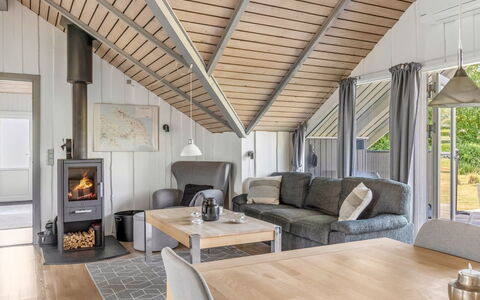 Anneke - 500M from the Sea: Træ, Indretning, Loft, Møbel, Gulvbelægning, Etage, Couch, Stue, Værelse, Hjem