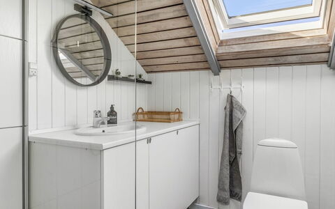 Anneke - 500M from the Sea: Sanitærarmatur, Indretning, Loft, Gulvbelægning, Håndvask, Etage, Tap, Badeværelsesskab, Badeværelse, Vvs