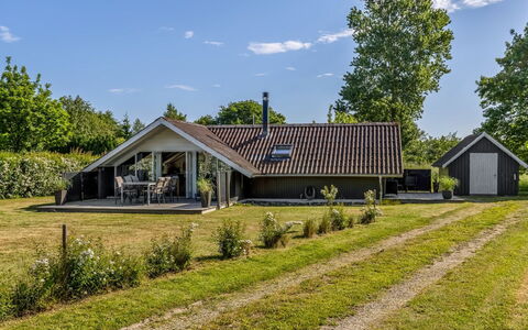 Anneke - 500M from the Sea: Møbel, Træ, Indretning, Gulvbelægning, Etage, Stol, Værelse, Loft, Stue, Lejlighed