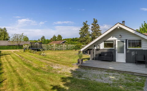 Anneke - 500M from the Sea: Møbel, Træ, Indretning, Gulvbelægning, Etage, Stol, Værelse, Loft, Stue, Lejlighed