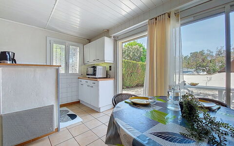 Maisonnabe: Træ, Hus, Sommerhus, Hjem, Svømmepøl, Veranda, Dør, Udvej, Skygge, Estate