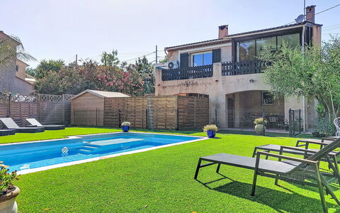 Villa Dolce Vita: Svømmepøl, Boligområde, Have, Estate, Backyard, Fritid, Skygge, Udvej, Landscaping, Lawn