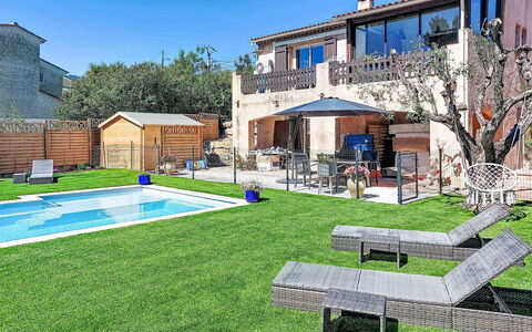 Villa Dolce Vita: Træ, Hus, Sommerhus, Hjem, Svømmepøl, Veranda, Dør, Udvej, Skygge, Estate