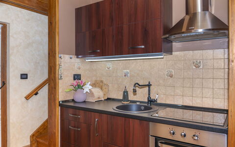 Cozy Bear Cabin: Countertop, Køkken, Gulvbelægning, Træ, Køkken Apparat, Cabinetry, Indretning, Møbel, Større Bandage, Etage