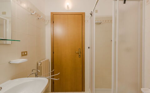 Lo Chalet del Bepy: Badeværelse, Sanitærarmatur, Gulvbelægning, Væg, Etage, Træ, Indretning, Badeværelsesvask, Loft, Tap