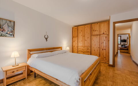 Lo Chalet del Bepy: Seng, Møbel, Indretning, Soveværelse, Træ, Sengetøj, Gulvbelægning, Loft, Værelse, Etage